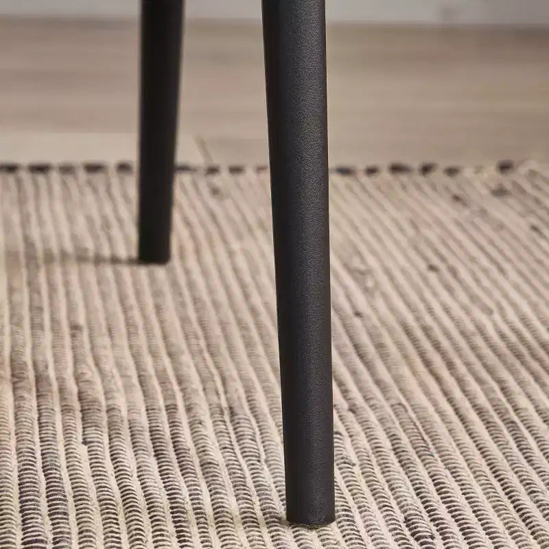 Chaise noire avec dossier
