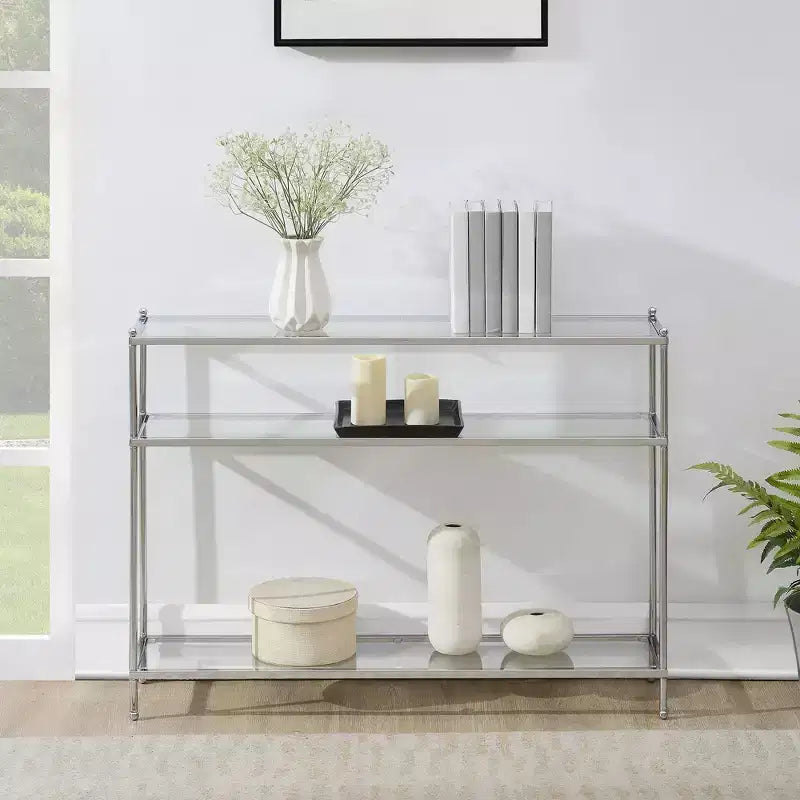 Un meuble d'entrée à trois niveaux et une console étroite contre le mur du salon.