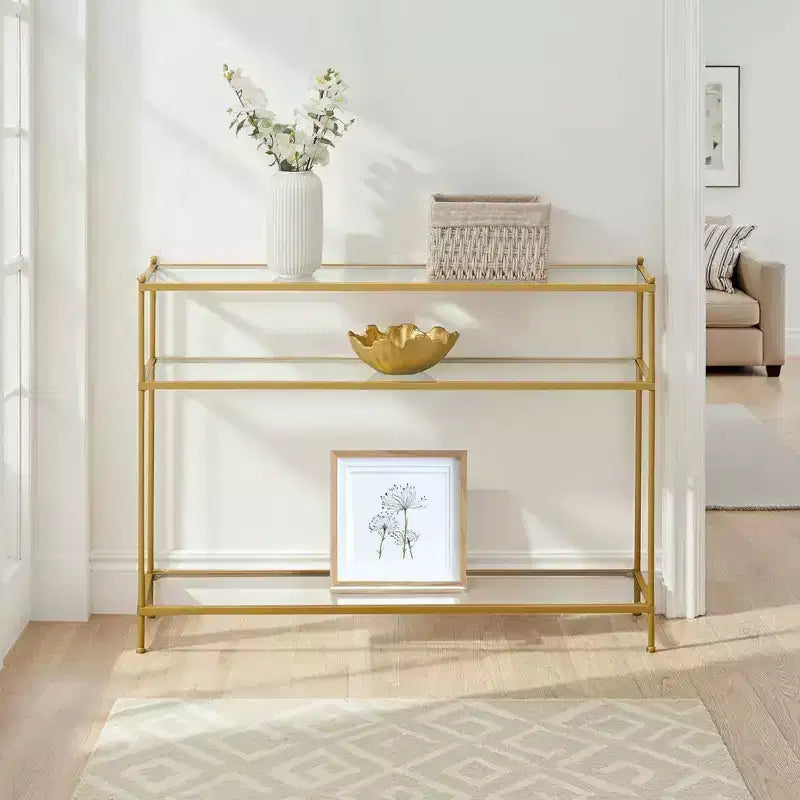Un meuble d'entrée à trois niveaux et une console étroite contre le mur du salon.