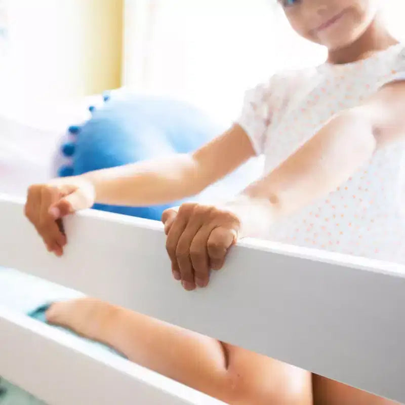 Lit superposé en bois massif en L, simple sur double avec bibliothèque pour enfants