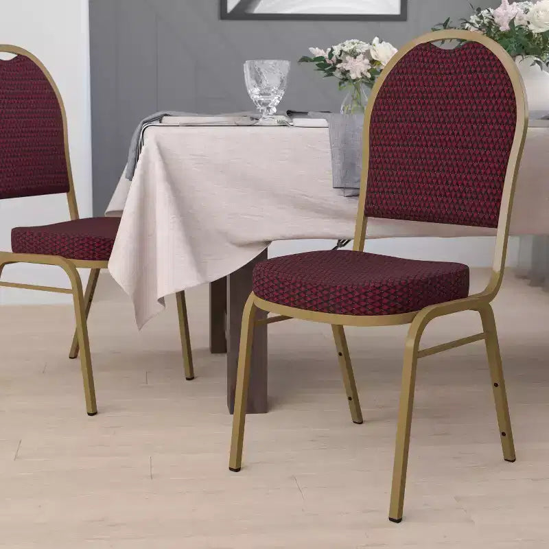 Chaises de banquet empilables à dossier en dôme
