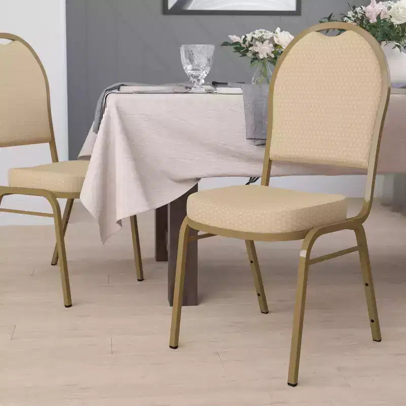 Chaises de banquet empilables à dossier en dôme