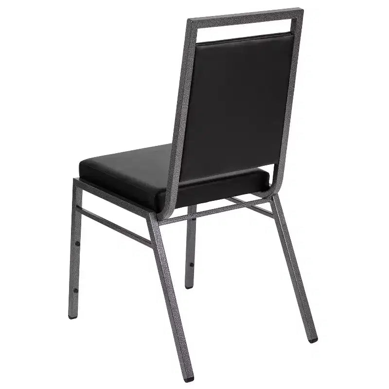 Chaise de banquet empilable avec dossier carré et cadre nervuré argenté.