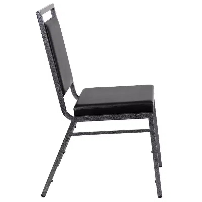 Chaise de banquet empilable avec dossier carré et cadre nervuré argenté.