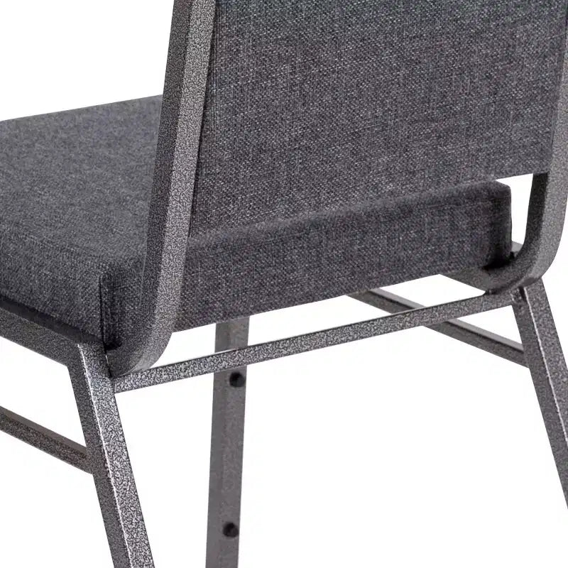 Chaise de banquet empilable avec dossier carré et cadre nervuré argenté.