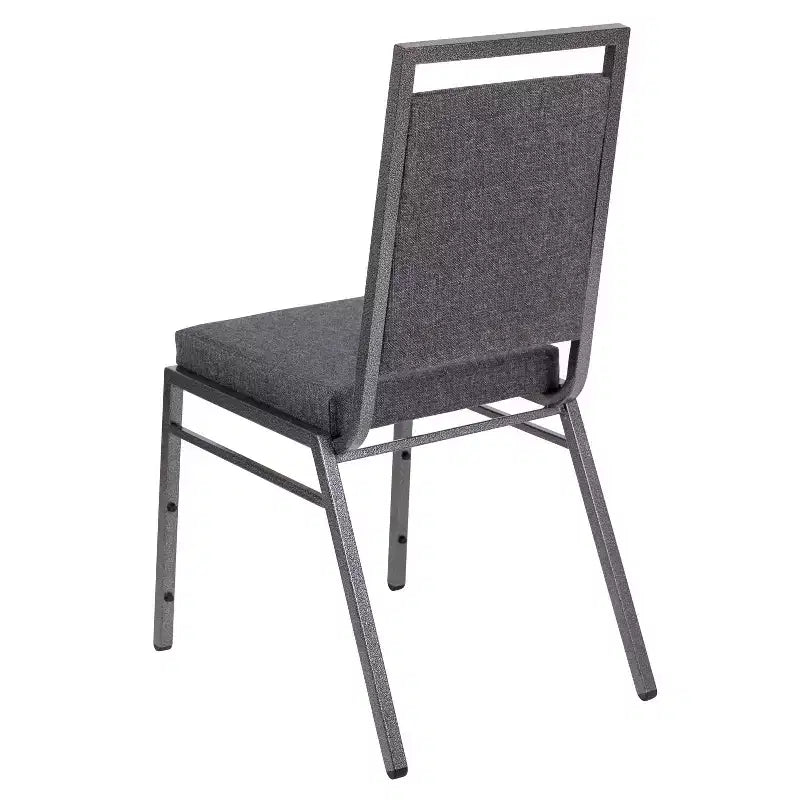 Chaise de banquet empilable avec dossier carré et cadre nervuré argenté.