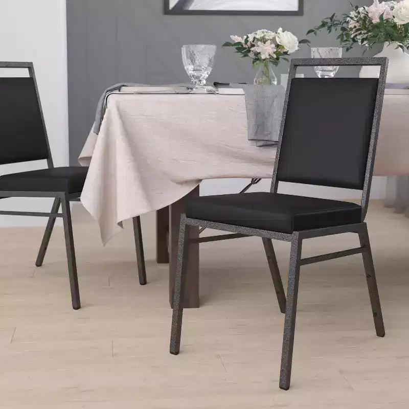Chaise de banquet empilable avec dossier carré et cadre nervuré argenté.