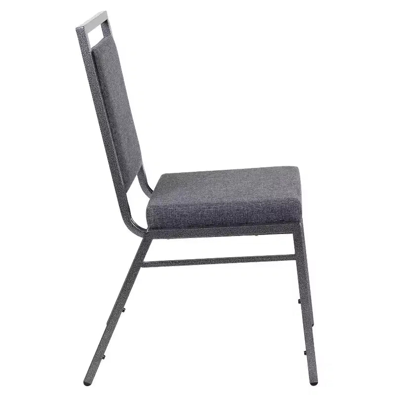 Chaise de banquet empilable avec dossier carré et cadre nervuré argenté.