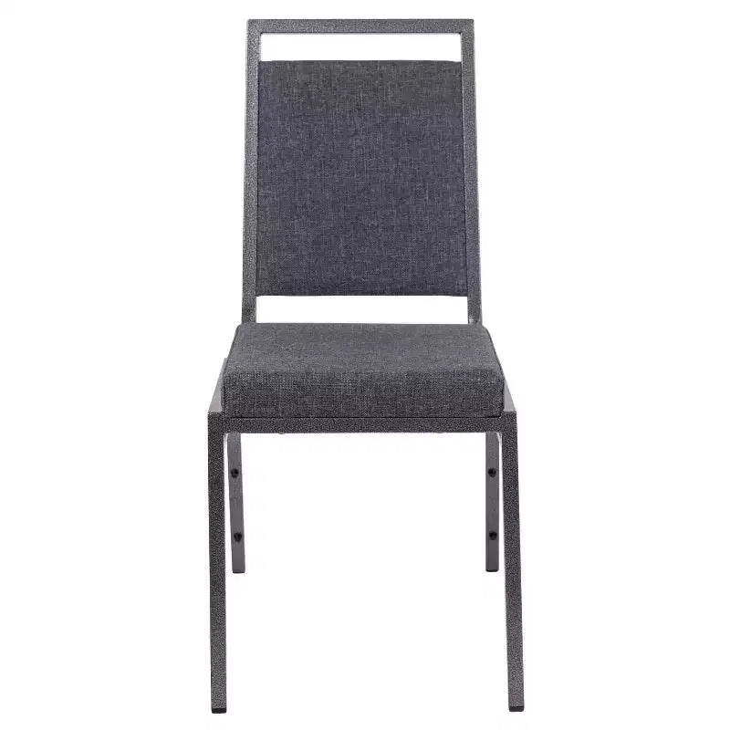 Chaise de banquet empilable avec dossier carré et cadre nervuré argenté.