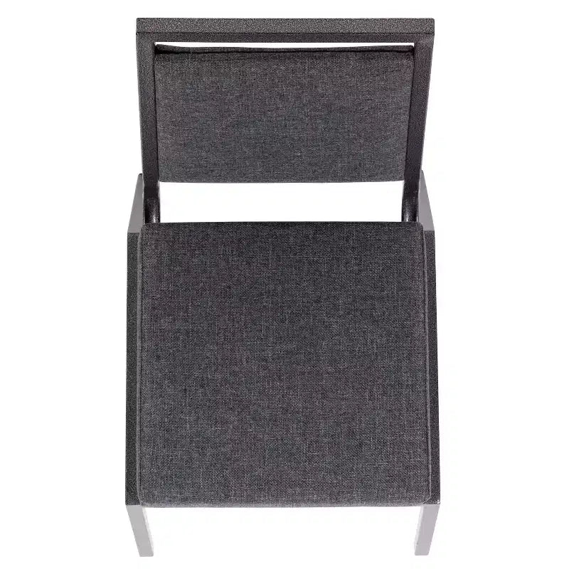Chaise de banquet empilable avec dossier carré et cadre nervuré argenté.
