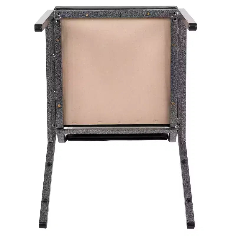 Chaise de banquet empilable avec dossier carré et cadre nervuré argenté.