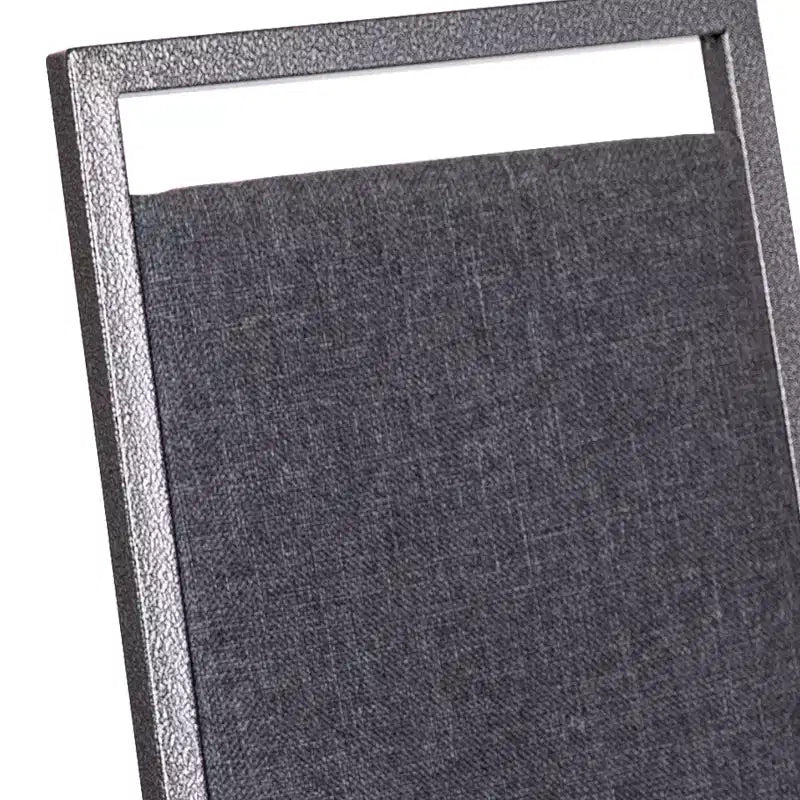 Chaise de banquet empilable avec dossier carré et cadre nervuré argenté.