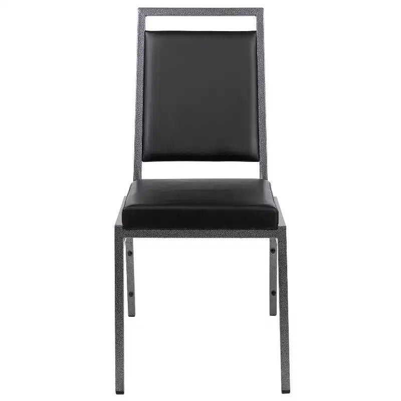 Chaise de banquet empilable avec dossier carré et cadre nervuré argenté.