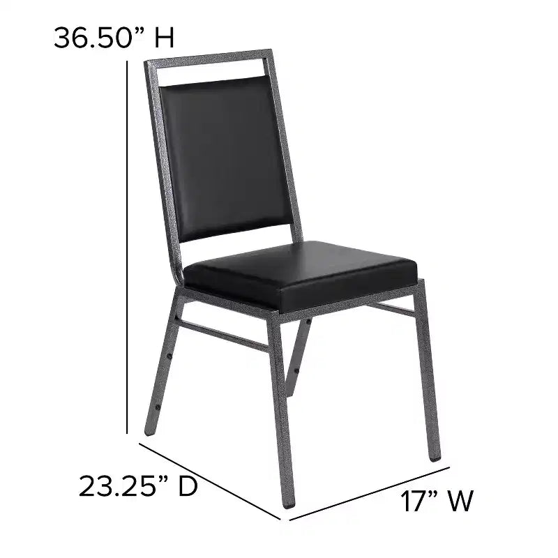 Chaise de banquet empilable avec dossier carré et cadre nervuré argenté.