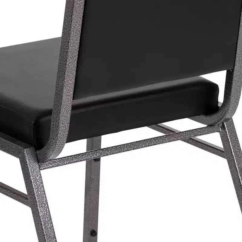 Chaise de banquet empilable avec dossier carré et cadre nervuré argenté.