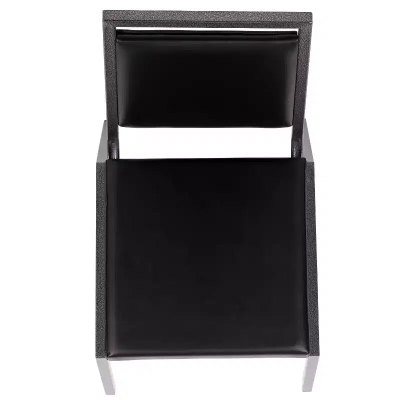 Chaise de banquet empilable avec dossier carré et cadre nervuré argenté.