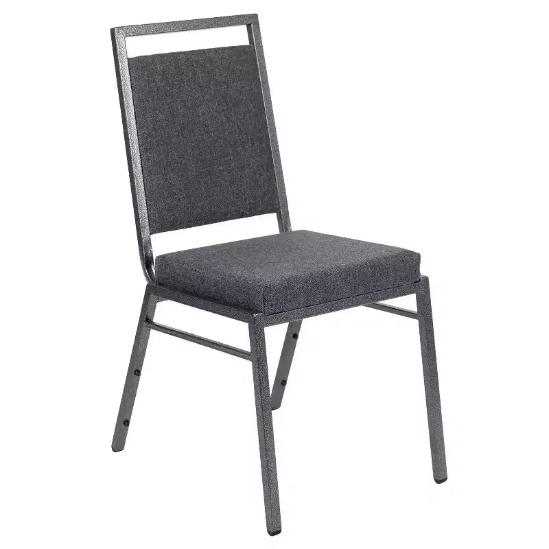 Chaise de banquet empilable avec dossier carré et cadre nervuré argenté.